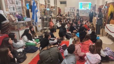 schools_students-visit-axion-esti-librabry2