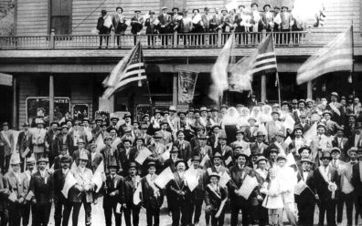 greek-migrants-usa-flags