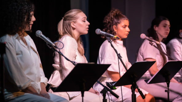 2-coming-out-for-christmas-all-cast-feat-cosima-gilbert-singing_2022_mg_0257-3